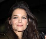Katie Holmes está namorando cantor: 'Ele a trata como uma lady', afirma jornal
