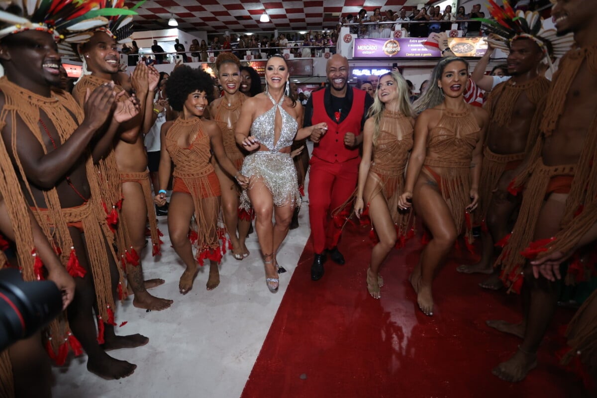 Foto Viviane Araujo Curte Ao Lado Dos Sambistas Da Salgueiro Em Evento