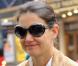 Katie Holmes é flagrada chegando para ensaio de sua peça na Broadway, nos EUA