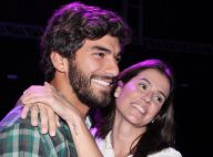 Deborah Secco abraça o namorado em estreia de peça: 'Conversamos sobre tudo'