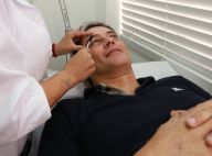 Vaidoso, Marcello Antony faz as sobrancelhas com pinça em salão de beleza no Rio