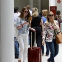 Marina Ruy Barbosa embarca, toda estilosa, em aeroporto do Rio de Janeiro