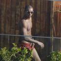 Filhos e namorado de Madonna curtem piscina de hotel, na zona sul do Rio