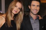 Adam Levine, vocalista do Maroon 5, se reconcilia com a namorada e fica noivo
