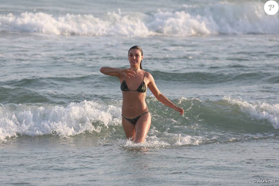 Isis valverde curtindo uma praia na barra da tijuca purepeople Barra da tijuca