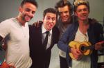 'CQC' coloca o One Direction para tocar cavaquinho: 'Samba de gringo'