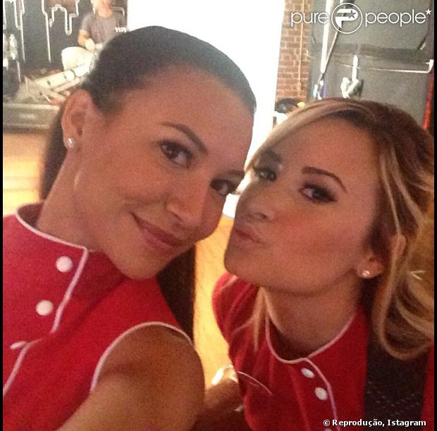 Demi Lovato e  Naya Rivera posaram caracterizadas antes de gravar 'Glee' na tarde desta quinta-feira, esta é a primeira vez que a cantora aparece vestida como sua personagem na série