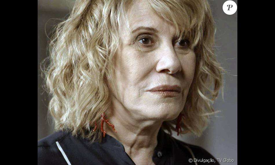 Nora (Renata Sorrah) recebe uma ligação de Kiki (Deborah Evelyn), na novela 'A Regra do Jogo'