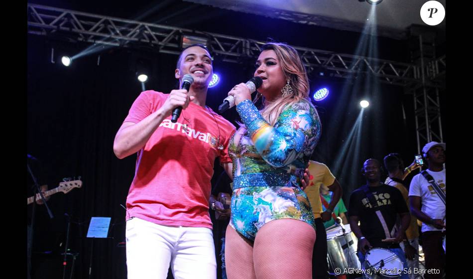 Wesley Safadão canta com Preta Gil em ensaio de bloco no Rio, nesta terça-feira, 19 de janeiro de 2016
