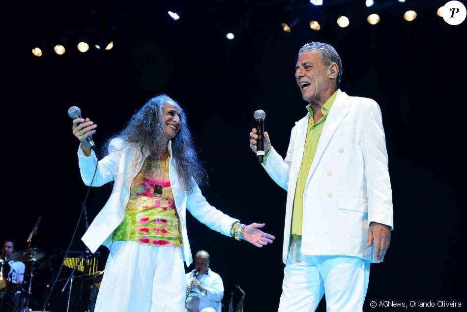Chico Buarque e Maria Bethânia cantam juntos no 'Show de Verão da Mangueira', no Tom Brasil, em São Paulo, nesta quarta-feira, 27 de janeiro de 2016

