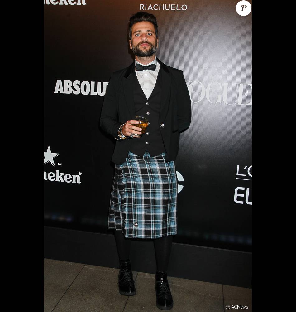 Bruno Gagliasso foi ao Baile da Vogue usando uma kilt, saia escocesa, e sem cueca