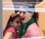 Katie Holmes festeja seus 34 anos em padaria de Nova York ao lado filha, Suri