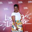 Olívia Araújo optou por um look mais colorido para a festa de 'Liberdade,Liberdade'
