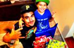 Caio Castro enche o irmão de presentes em Natal na casa da avó, em São Paulo