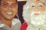Ronaldo, sem mostrar barriga sarada, brinca ao lado de Papai Noel: 'Hohohoho'