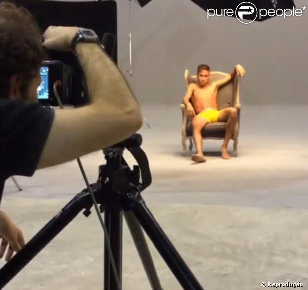 Neymar mostrou imagens de um comercial que gravou para uma marca de roupas íntimas masculinas. No filme publicitário, o jogador aparece usando cueca e meias