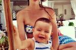 Pedro Scooby posta foto de Luana Piovani e Dom, com um sorrisão, em piscina