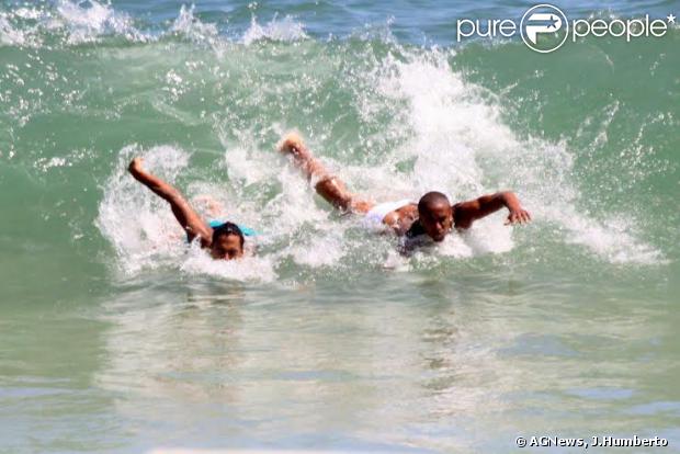 Micael Borges curtiu nesta quarta-feira, 8 de janeiro de 2013, a praia do Leblon, Zona Sul do Rio de Janeiro, com um amigo