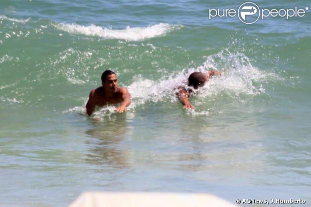 Micael Borges curtiu nesta quarta-feira, 8 de janeiro de 2013, a praia do Leblon, Zona Sul do Rio de Janeiro, com um amigo
