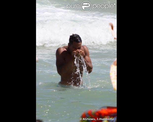 Micael Borges curtiu nesta quarta-feira, 8 de janeiro de 2013, a praia do Leblon, Zona Sul do Rio de Janeiro, com um amigo