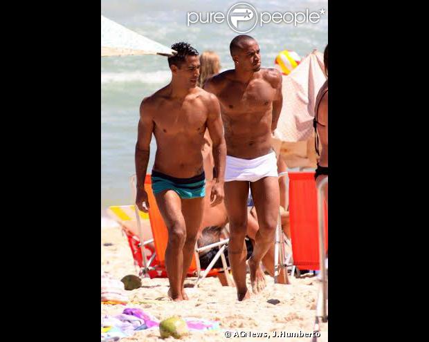 Micael Borges curtiu nesta quarta-feira, 8 de janeiro de 2013, a praia do Leblon, Zona Sul do Rio de Janeiro, com um amigo