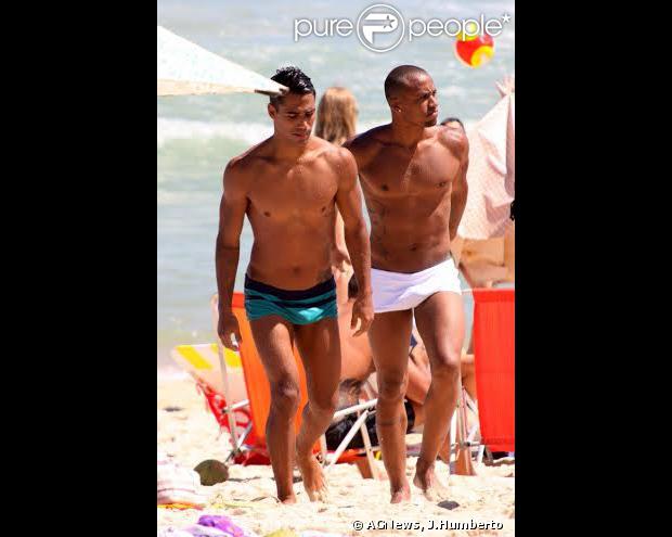 Micael Borges curtiu nesta quarta-feira, 8 de janeiro de 2013, a praia do Leblon, Zona Sul do Rio de Janeiro, com um amigo