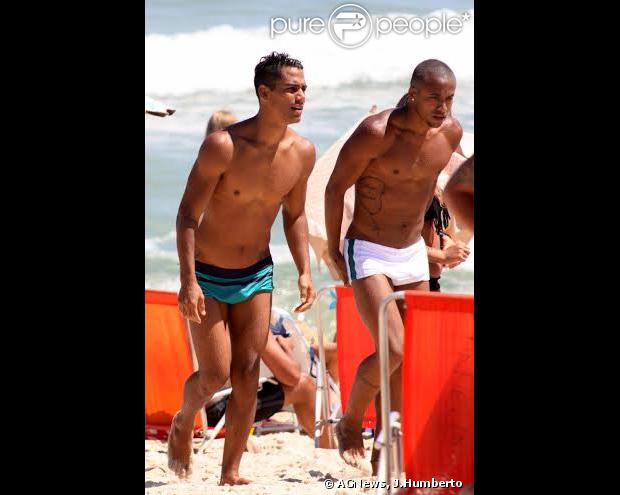Micael Borges curtiu nesta quarta-feira, 8 de janeiro de 2013, a praia do Leblon, Zona Sul do Rio de Janeiro, com um amigo