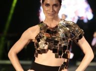 Leticia Spiller usa look sensual com barriga à mostra em desfile. Fotos!
