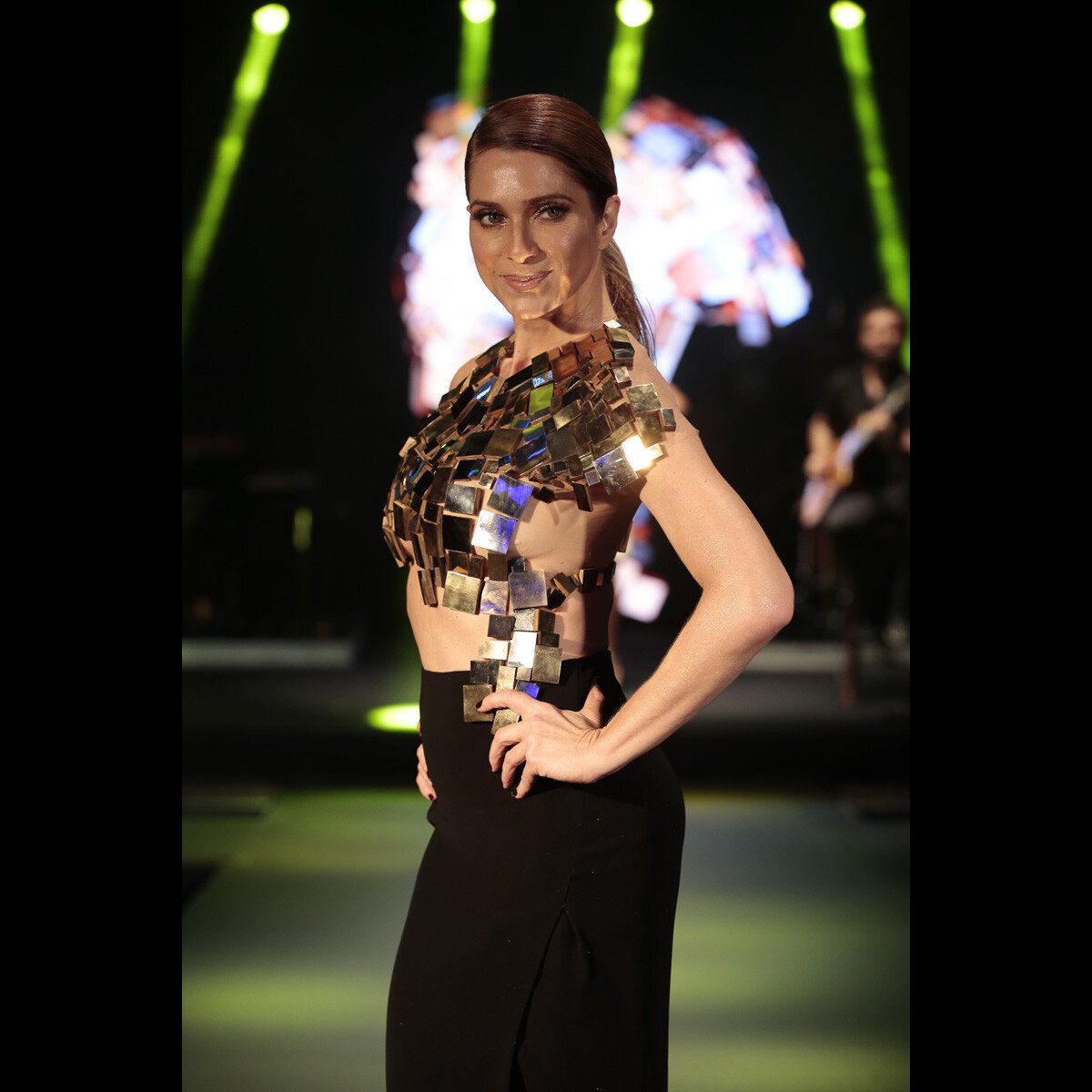 Foto Look De Leticia Spiller Em Desfile Deixou Parte Dos Seios E Da