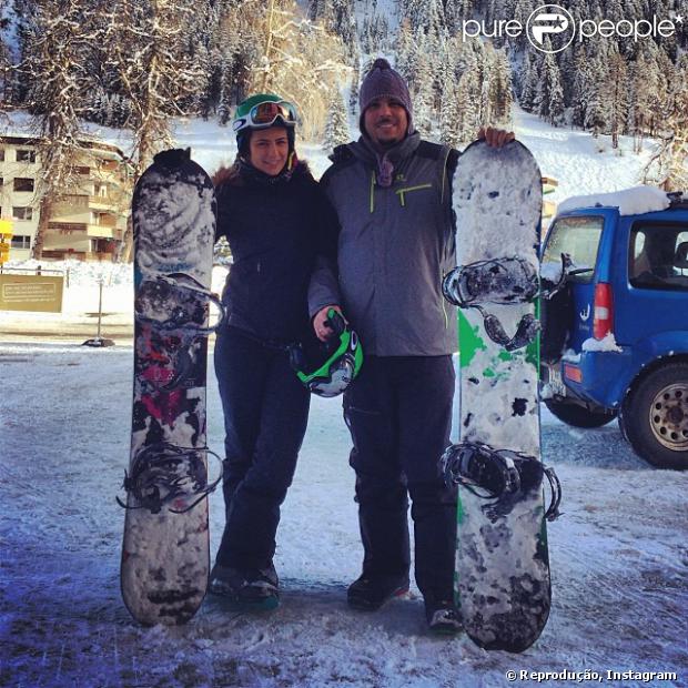 Ronaldo aparece sorridente durante aula de snowboard com a noiva, Paula Morais; casal está na Suíça