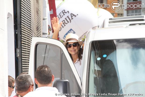 Ivete Sangalo agita foliões no último dia de Carnaval de Salvador. A cantora se apresenta no tradicional Arrastão ao lado de Carlinhos Brown e da Timbalada