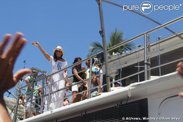 Ivete Sangalo agita foliões no último dia de Carnaval de Salvador. A cantora se apresenta no tradicional Arrastão ao lado de Carlinhos Brown e da Timbalada