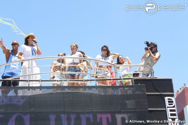 Ivete Sangalo agita foliões no último dia de Carnaval de Salvador. A cantora se apresenta no tradicional Arrastão ao lado de Carlinhos Brown e da Timbalada