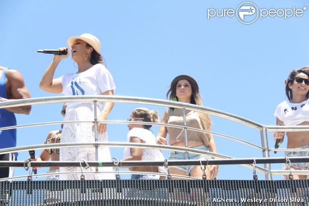 Ivete Sangalo agita foliões no último dia de Carnaval de Salvador. A cantora se apresenta no tradicional Arrastão ao lado de Carlinhos Brown e da Timbalada