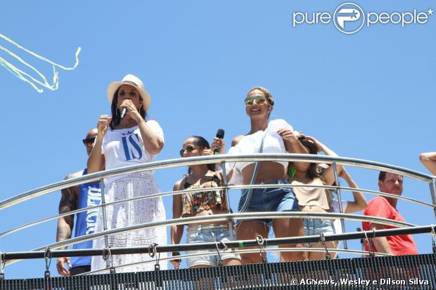 Ivete Sangalo agita foliões no último dia de Carnaval de Salvador. A cantora se apresenta no tradicional Arrastão ao lado de Carlinhos Brown e da Timbalada
