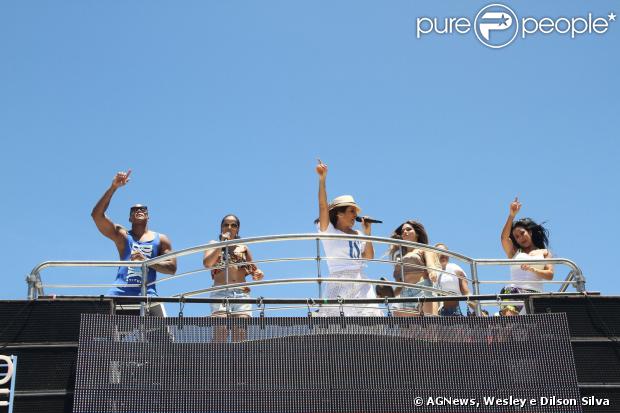 Ivete Sangalo agita foliões no último dia de Carnaval de Salvador. A cantora se apresenta no tradicional Arrastão ao lado de Carlinhos Brown e da Timbalada