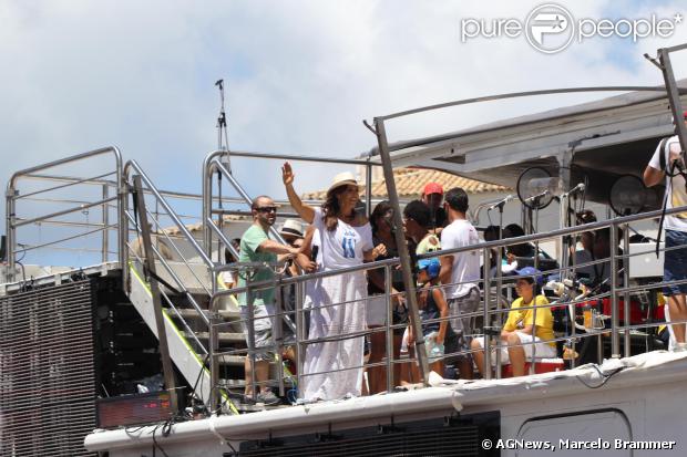 Ivete Sangalo agita foliões no último dia de Carnaval de Salvador. A cantora se apresenta no tradicional Arrastão ao lado de Carlinhos Brown e da Timbalada