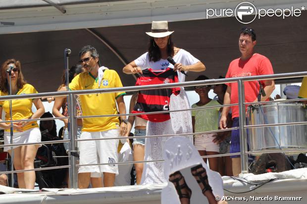 Ivete Sangalo agita foliões no último dia de Carnaval de Salvador. A cantora se apresenta no tradicional Arrastão ao lado de Carlinhos Brown e da Timbalada