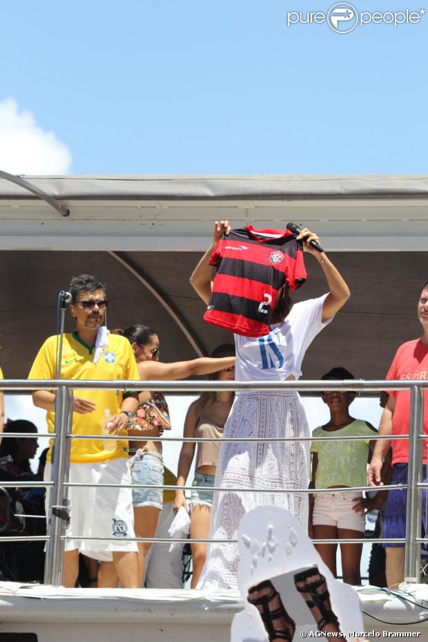 Ivete Sangalo agita foliões no último dia de Carnaval de Salvador. A cantora se apresenta no tradicional Arrastão ao lado de Carlinhos Brown e da Timbalada