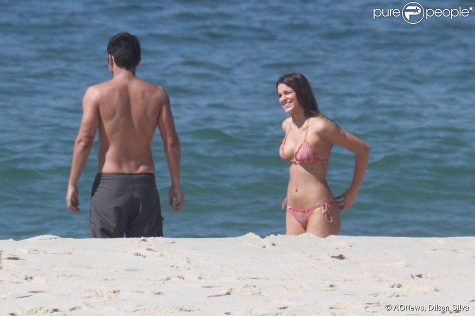 Bruna Marquezine exibe corpo bonito durante gravação na praia do Recreio dos Bandeirantes, no Rio de Janeiro (10 de março de 2014).