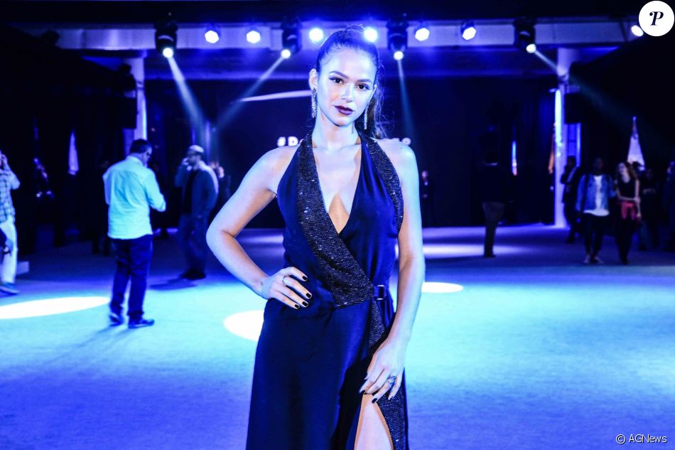 Bruna Marquezine mostra elegância em evento de moda em Paris