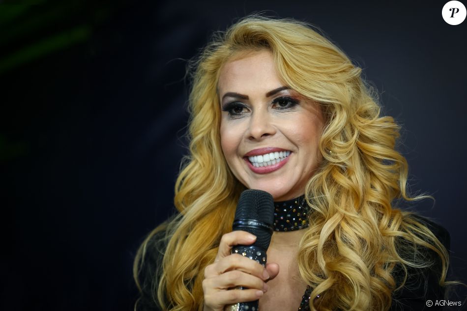 Joelma contou aos fãs nesta quarta-feira, 5 de julho de 2017, que iniciou tratamento de rejuvenescimento da pele