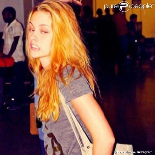 Kristen Stewart está com o cabelo laranja, em 7 de abril de 2014