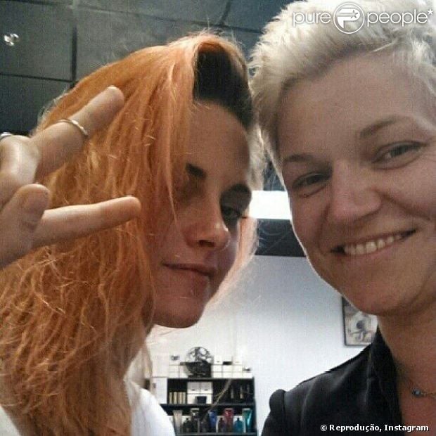 Kristen Stewart está com o cabelo laranja, em 7 de abril de 2014