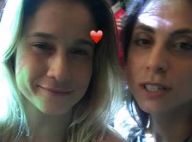 Fernanda Gentil se diverte e ganha beijo da namorada em show: 'Nosso dia'. Vídeo