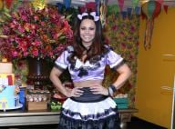 Viviane Araujo deixa pernas à mostra para curtir festa junina organizada por fãs