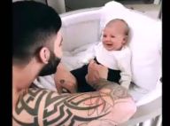 Gusttavo Lima brinca com o filho, Gabriel, de 1 mês: 'Neném do papai'. Vídeo!