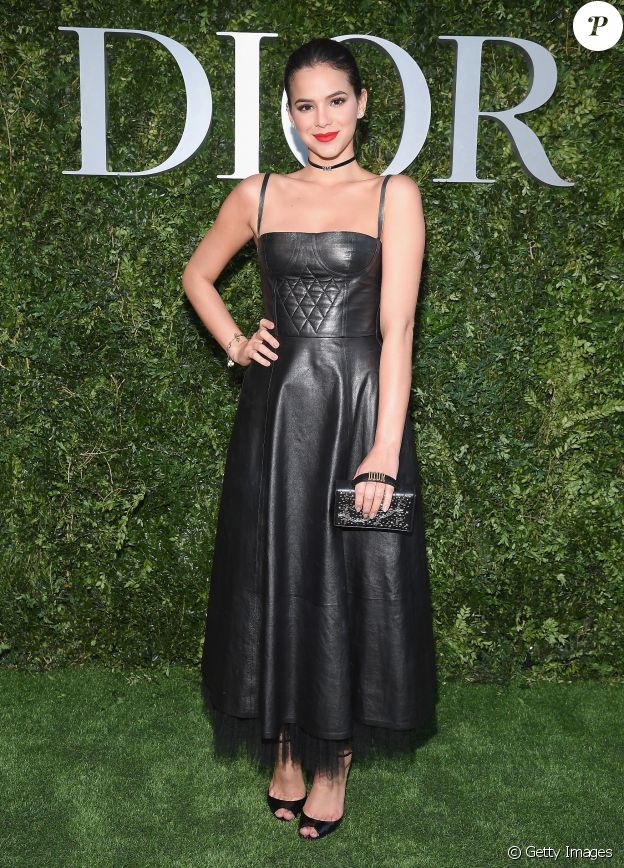 Bruna Marquezine usou bolsa Dior para prestigiar vernissage da exposição Dior no Musee des Arts Decoratifs