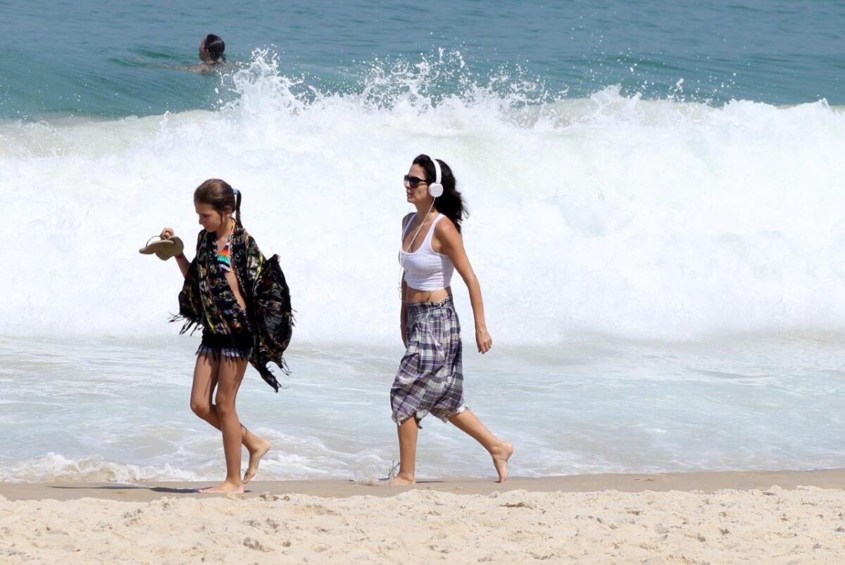 Foto Claudia Ohana Mostra Boa Forma Em Dia De Praia No Rio De Janeiro