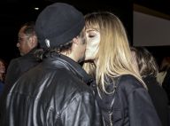Alinne Moraes, de franja, beija marido em pré-estreia do filme 'João, O Maestro'